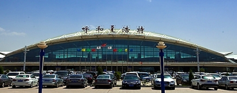 　　呼和浩特白塔國(guó)際機(jī)場(chǎng)是內(nèi)蒙古自治區(qū)航空運(yùn)輸中心，是中國(guó)國(guó)際航空公司內(nèi)蒙古分公司的基地?？偯娣e5.5萬(wàn)平方米。國(guó)內(nèi)安全檢查設(shè)10個(gè)通道，國(guó)際安檢設(shè)2個(gè)通道，加快了旅客通過(guò)安檢的效率。  　　2013年，呼和浩特機(jī)場(chǎng)累計(jì)完成旅客吞吐量615.0萬(wàn)人次，貨郵吞吐量3.26萬(wàn)噸，保障運(yùn)輸飛行起降6.24萬(wàn)架次，同比分別增長(zhǎng)13.2%、13.7%和12.4%。其中，旅客吞吐量增速高于全國(guó)平均水平2.1個(gè)百分點(diǎn)。
