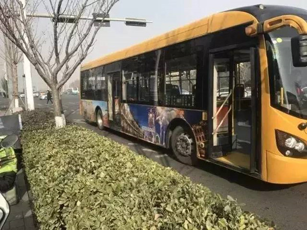 新年將至，一批公交車穿上西海岸定制“新衣”