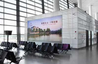 三三層國內(nèi)候機區(qū)墻面燈箱廣告