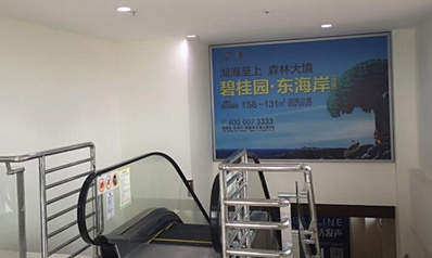 國內(nèi)到達(dá)通往行李提取處梯眉燈箱廣告