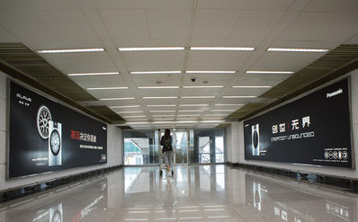 T1到達(dá)廊橋出口處墻體燈箱廣告