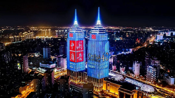 為你喝彩，世界級(jí)景觀媒體照亮上海灘！