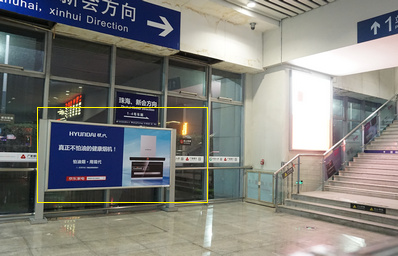 容桂站C1、C2電梯通道之間立式燈箱廣告2