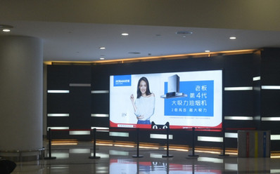 ?？跈C場國內(nèi)到達通往迎客廳墻面燈箱廣告