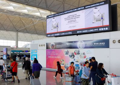 香港機(jī)場(chǎng)出發(fā)區(qū)七樓辦票大堂燈箱廣告