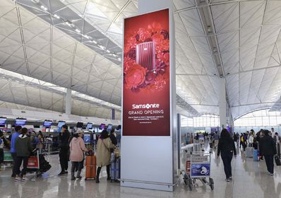 香港機(jī)場(chǎng)出發(fā)區(qū)七樓辦票大堂柱型燈箱廣告