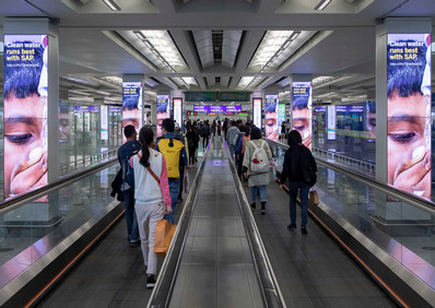 香港機(jī)場(chǎng)五樓到達(dá)數(shù)碼柱長(zhǎng)廊廣告