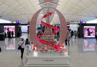香港機(jī)場(chǎng)出發(fā)區(qū)中央長(zhǎng)廊節(jié)日展覽廣告