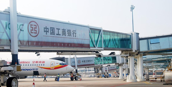 ?？诿捞m機場外廊橋貼紙廣告