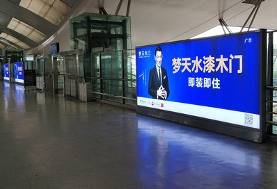 武昌火車站進站通道兩側(cè)立式燈箱廣告