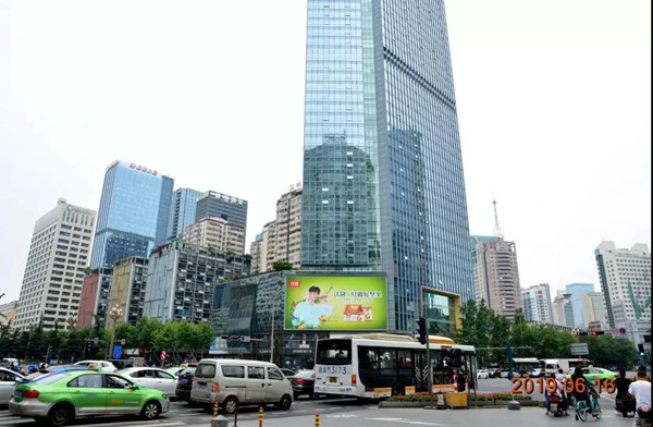 沃隆堅果成都人民南路仁恒LED屏廣告