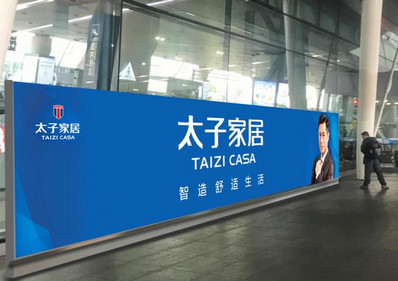 成都機場T2航站樓到達A、B出口之間燈箱廣告
