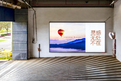 ?？跈C場停車樓出口處燈箱廣告