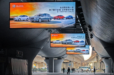 武漢站到達(dá)層停車(chē)場(chǎng)通道雙面吊桿燈箱廣告