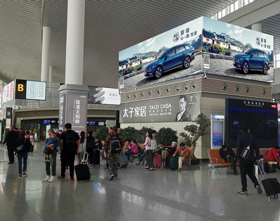 蘭州機(jī)場T2值機(jī)大廳正中央墻面燈箱廣告