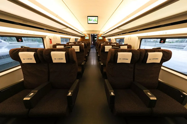 簡(jiǎn)一大理石高鐵列車(chē)廣告