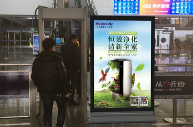 郴州西站安檢口滾動(dòng)燈箱廣告