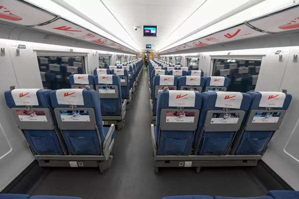 回力高鐵列車(chē)廣告