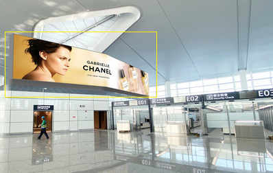 寧波機(jī)場(chǎng)安檢通道左側(cè)高空燈箱廣告案例圖