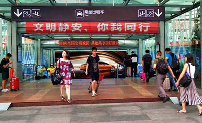 上海站南廣場出租車旅客進(jìn)出口楣頭燈箱廣告