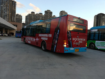 張?jiān)＝獍偌{--福州公交車(chē)廣告案例