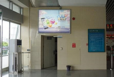 南朗站A、B進出站口旁燈箱廣告