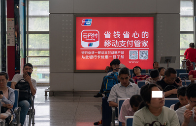 南京站出發(fā)層二樓候車(chē)室風(fēng)柱燈箱廣告