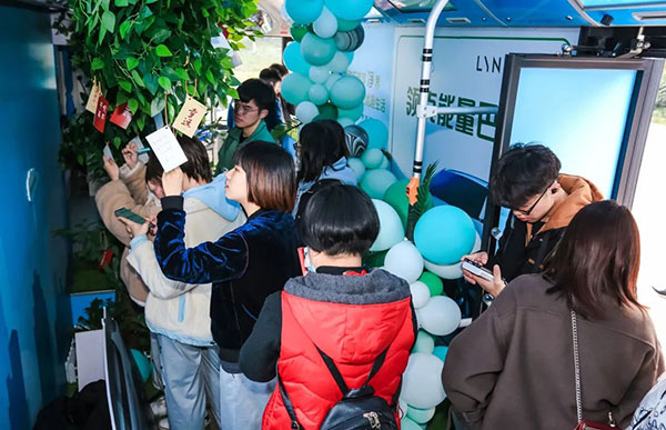 領(lǐng)克公交廣告場景化營銷，打造低碳趣味之旅！