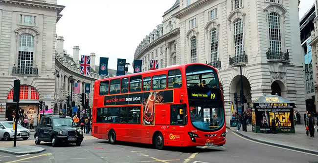 大眾憤怒！英國電視臺投放低俗公交車廣告