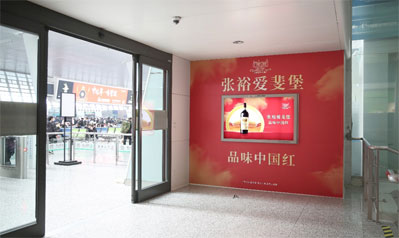 杭州東高鐵站進站檢票口兩側燈箱廣告
