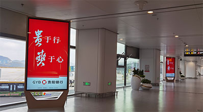貴陽機(jī)場(chǎng)T3國(guó)內(nèi)到達(dá)夾層豎式刷屏廣告