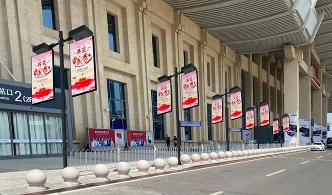 濟南高鐵站東進(jìn)站口旋轉(zhuǎn)LED燈桿屏怎么樣？