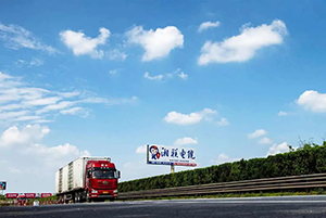 湖南省高速立柱大牌廣告案例，建材電纜高速?gòu)V告，高速公路廣告效果怎么樣？