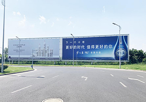 揚(yáng)泰機(jī)場(chǎng)戶外廣告有哪些？揚(yáng)州泰州機(jī)場(chǎng)高速?gòu)V告價(jià)格是多少？揚(yáng)泰機(jī)場(chǎng)大牌廣告效果怎么樣？
