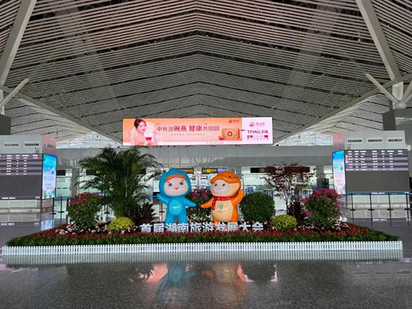 張家界機(jī)場(chǎng)廣告價(jià)格多少錢(qián)？張家界荷花機(jī)場(chǎng)航站樓直接觀景天門(mén)山