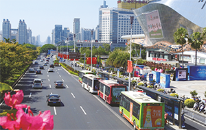 南寧公交車廣告價(jià)格多少錢？南寧巴士廣告外車身線路報(bào)價(jià)