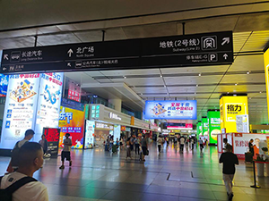 南昌西站高鐵廣告價(jià)格多少錢？南昌西高鐵站出站大廳最醒目廣告牌