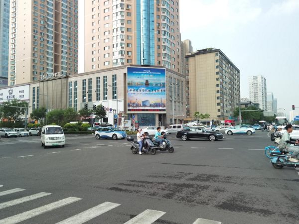 太原LED廣告價(jià)格優(yōu)勢(shì)？太原親賢街長(zhǎng)治路供電大廈王府井LED大屏廣告