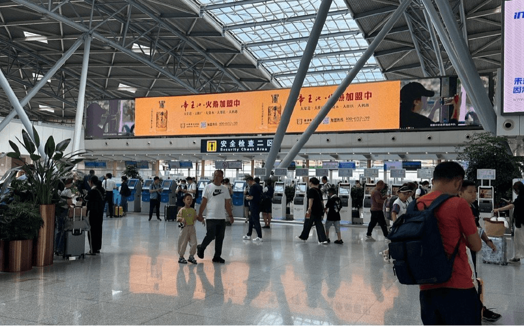 濟(jì)南遙墻機(jī)場(chǎng)最大廣告屏在哪里？濟(jì)南機(jī)場(chǎng)航站樓廣告價(jià)格多少錢(qián)？