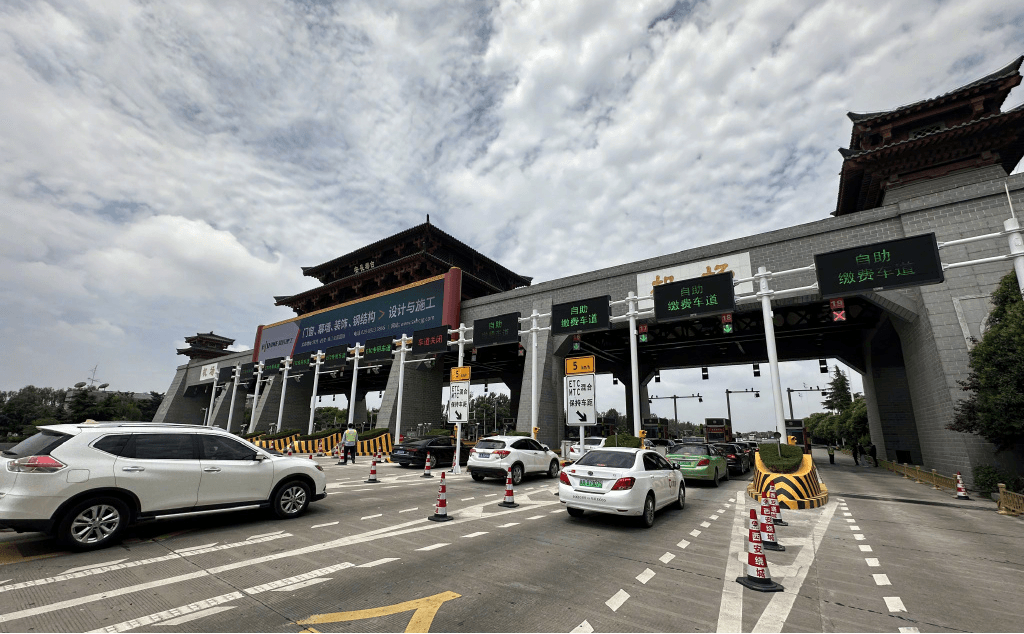 西安高速收費(fèi)站站頂LED大屏廣告價(jià)格？機(jī)場(chǎng)高速灞橋收費(fèi)站廣告牌