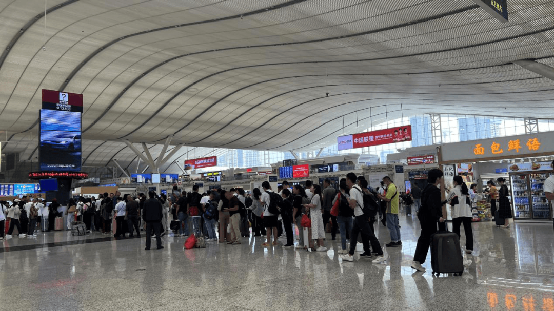 深圳北站LED屏廣告價(jià)格，深圳北高鐵站服務(wù)臺(tái)三角旋轉(zhuǎn)屏廣告報(bào)價(jià)