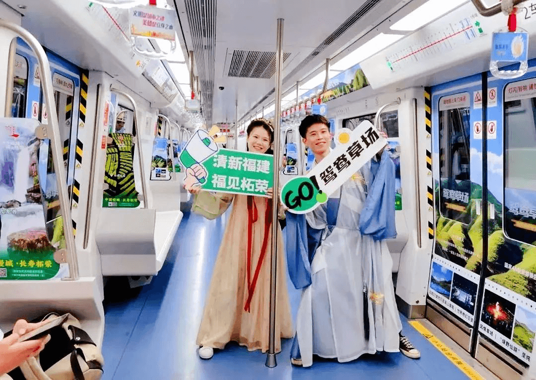 福州地鐵列車廣告駛向柘榮草場(chǎng)，藍(lán)天碧草絕美地鐵內(nèi)包車廣告價(jià)格