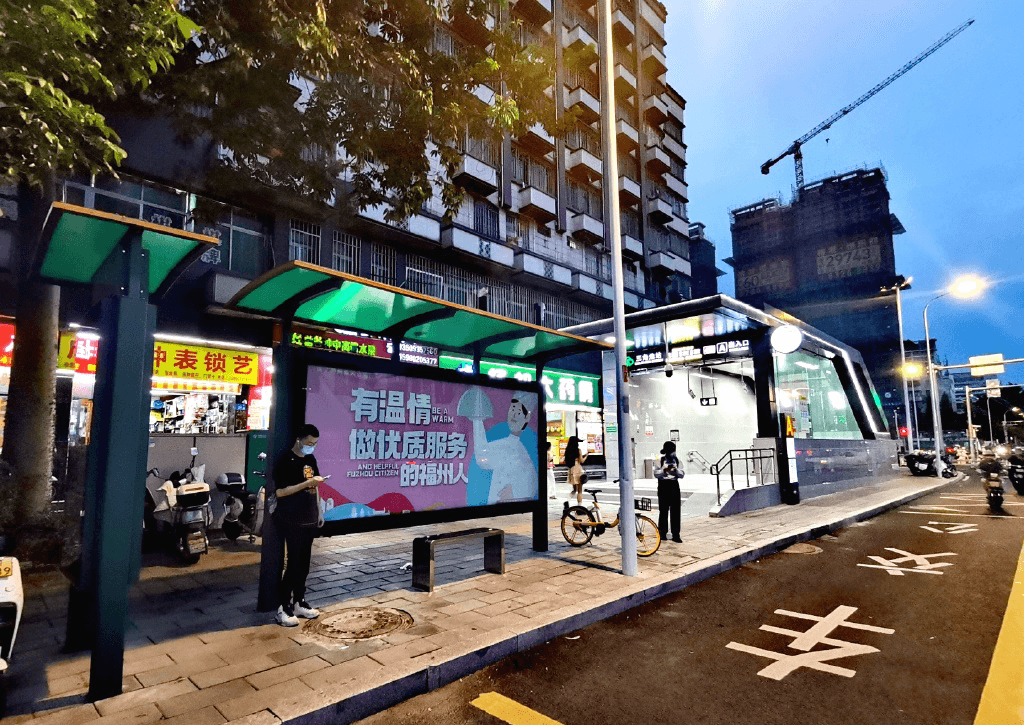 福州候車亭站臺(tái)廣告價(jià)格多少錢？福州公交車站站亭廣告位置優(yōu)勢(shì)