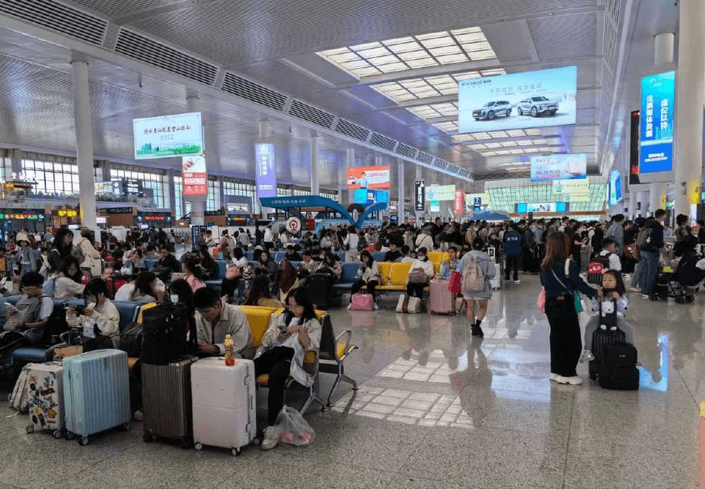 昆明南站廣告價(jià)格多少錢？昆明南高鐵站候車大廳LED屏廣告位置優(yōu)勢(shì)