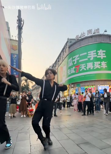 當(dāng)深圳東門步行街戶外大牌廣告遇上科目三，閣下又該如何應(yīng)對？