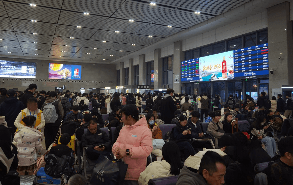 嘉興南站廣告價格收費(fèi)多少錢？嘉興南高鐵站春運(yùn)出站熱門廣告牌