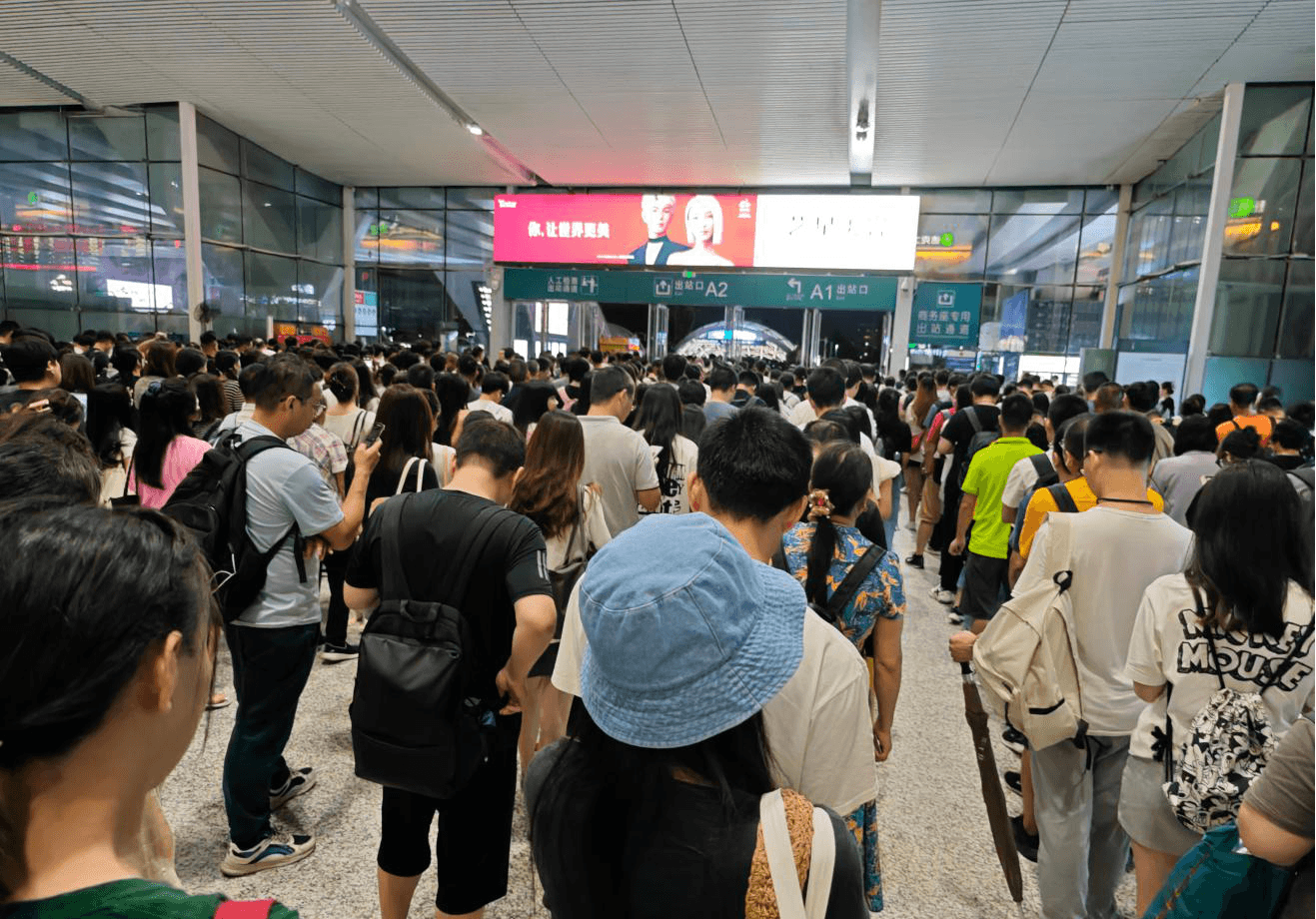 深圳北站出站閘機(jī)燈箱廣告牌價(jià)格收費(fèi)多少錢？深圳北高鐵站春運(yùn)