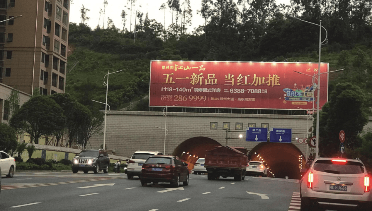郴州戶外大牌三面翻廣告價格收費(fèi)多少錢？郴州樓體廣告牌位置優(yōu)勢