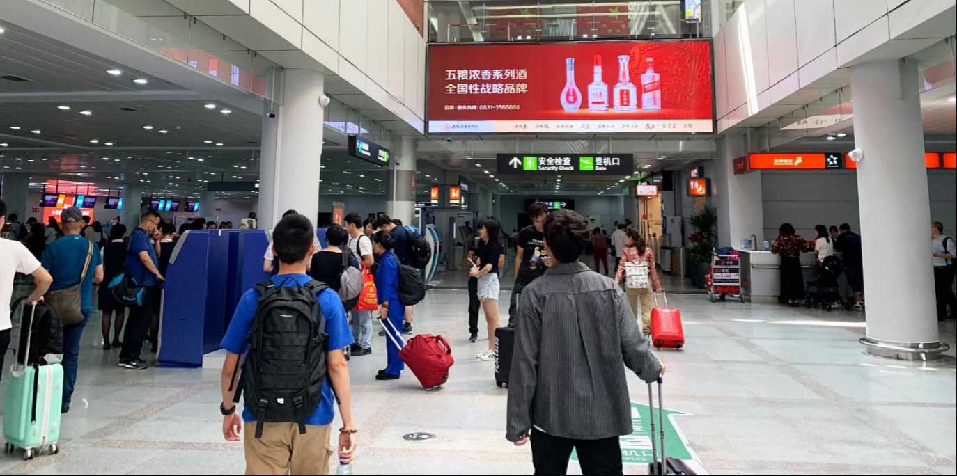 泉州晉江機場廣告價格收費，泉州機場春運出發(fā)到達(dá)廣告LED大屏