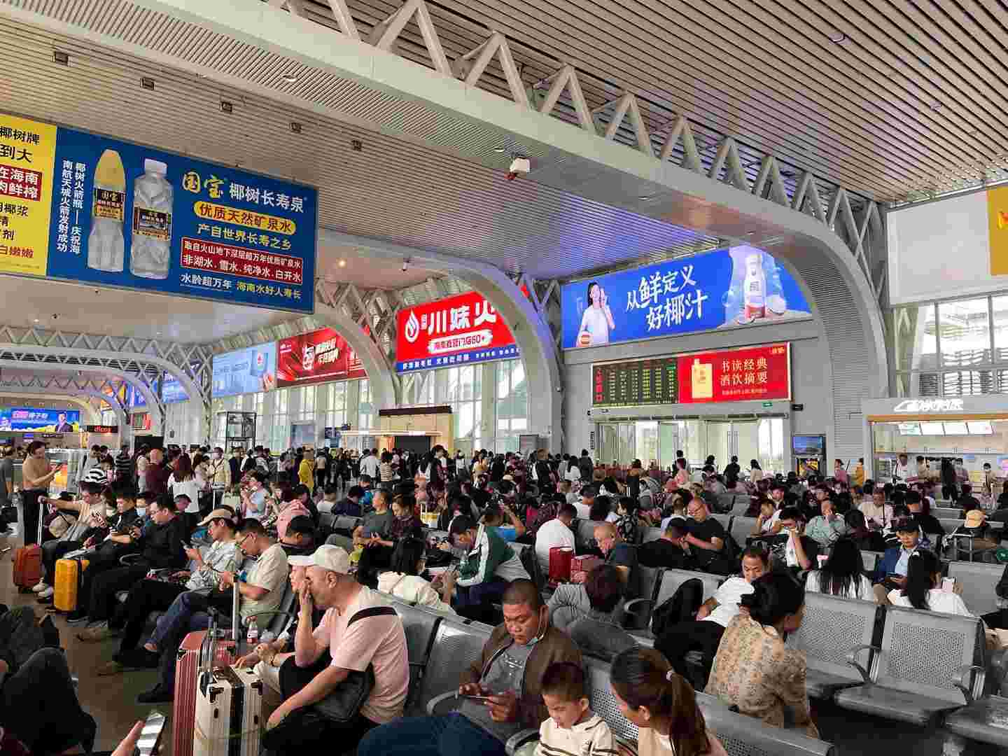 海口東站高鐵廣告價(jià)格收費(fèi)，?？诟哞F東站候車大廳廣告牌春運(yùn)熱門